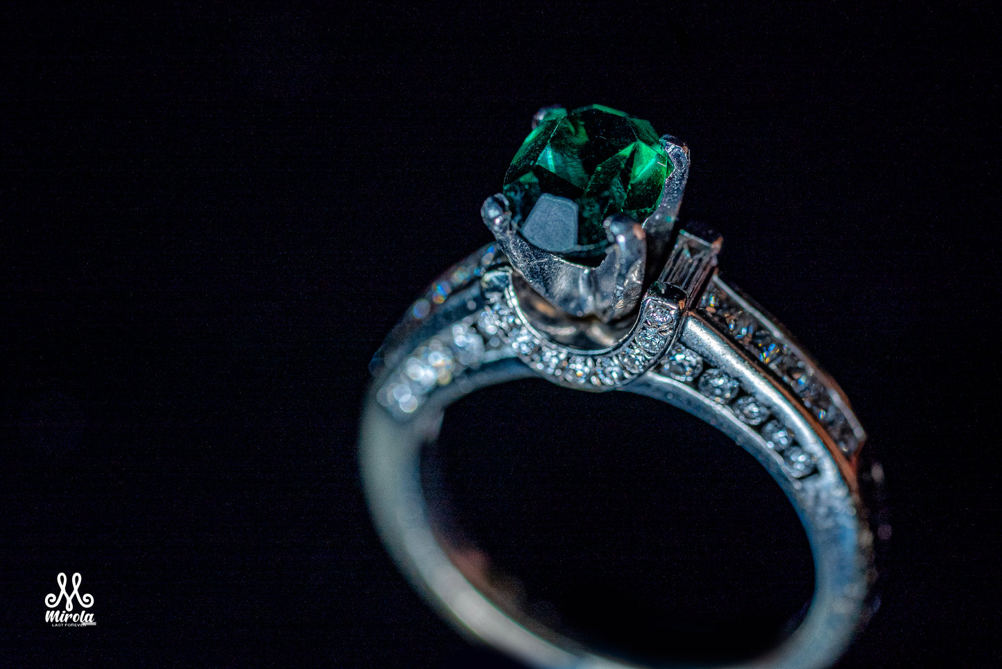 14k Elegant Green Stone and Diamond Ring