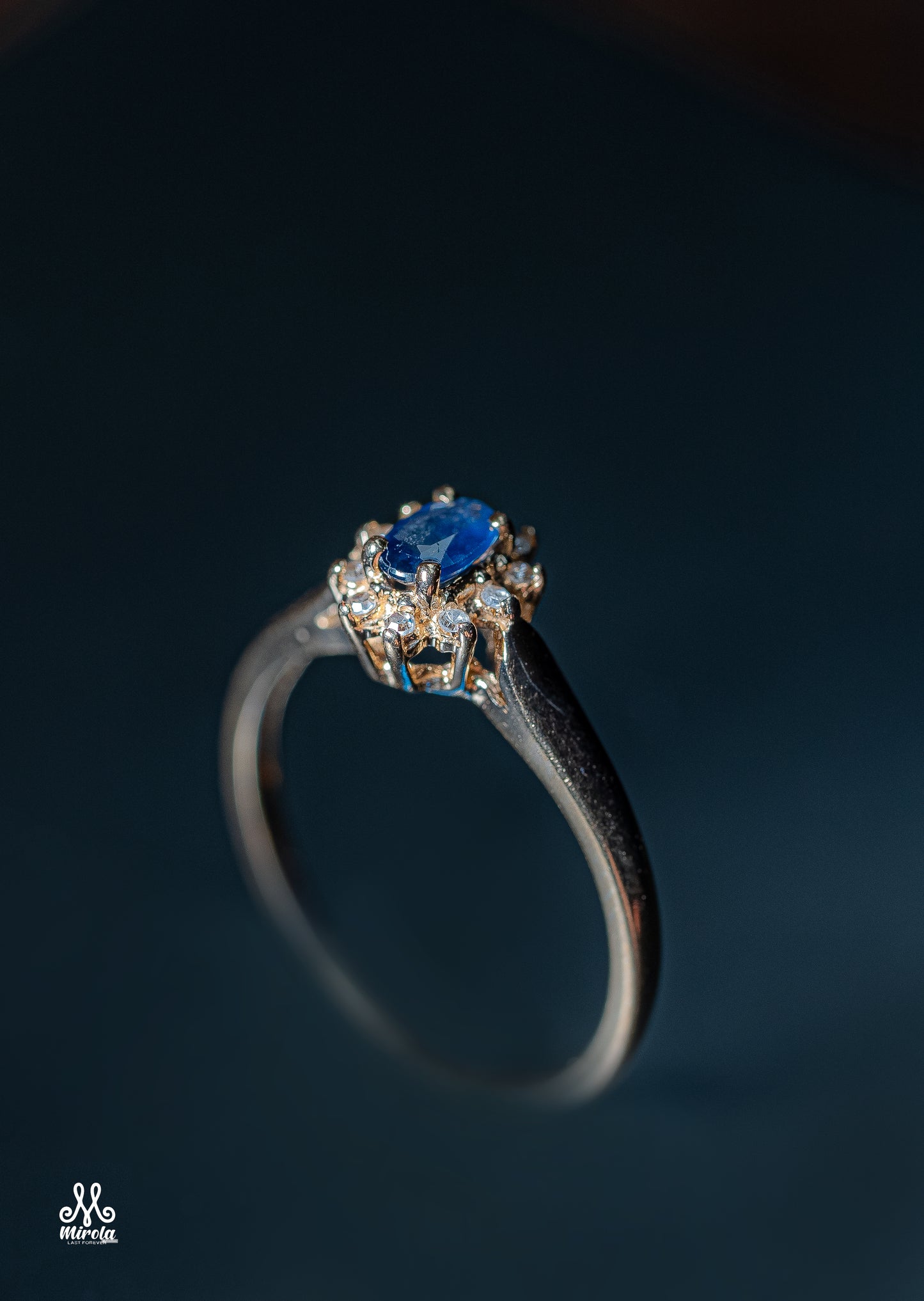 14K floral cluster design with blue sapphire and diamonds ring