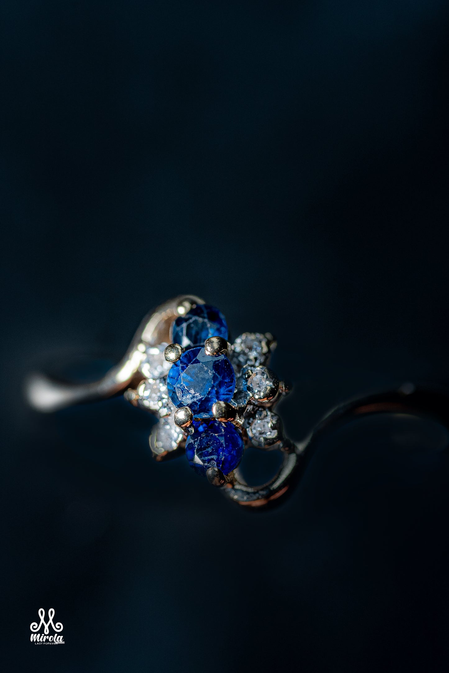 14K floral cluster design with blue sapphires and diamonds ring