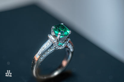 14k Elegant Green Stone and Diamond Ring