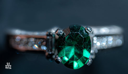 14k Elegant Green Stone and Diamond Ring