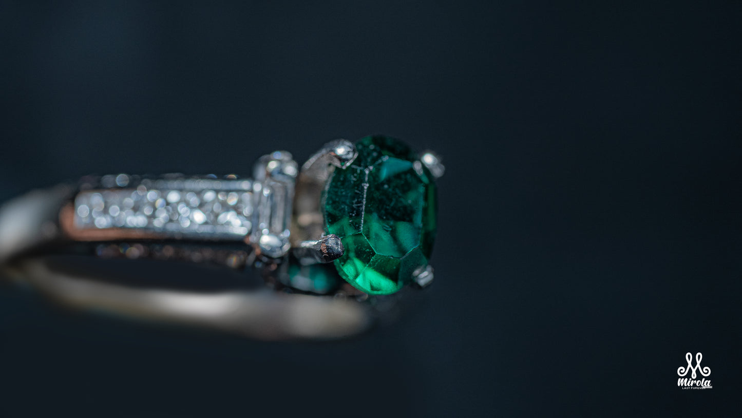 14k Elegant Green Stone and Diamond Ring