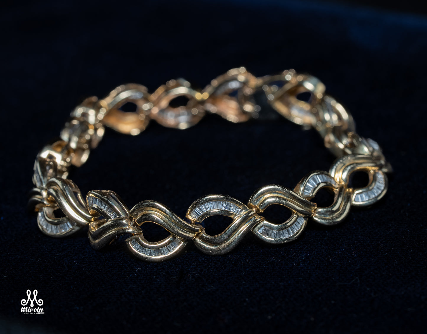 Lady's Yellow Gold Semi-Bow Design Bracelet